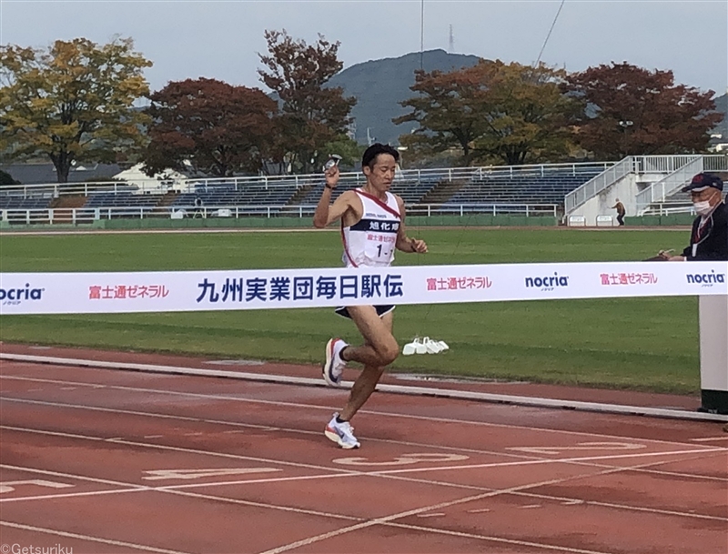 旭化成が大会新で4年連続47回目の優勝！ 相澤2位発進も区間賞5つで他を圧倒／九州実業団毎日駅伝