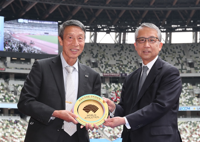 箱根駅伝ヘリテージプラークと大手町の絆像を箱根駅伝ミュージアムで常設展示