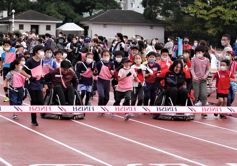 やり投・北口榛花が笑顔で交流！子供たちと玉入れや車いすリレー楽しむ