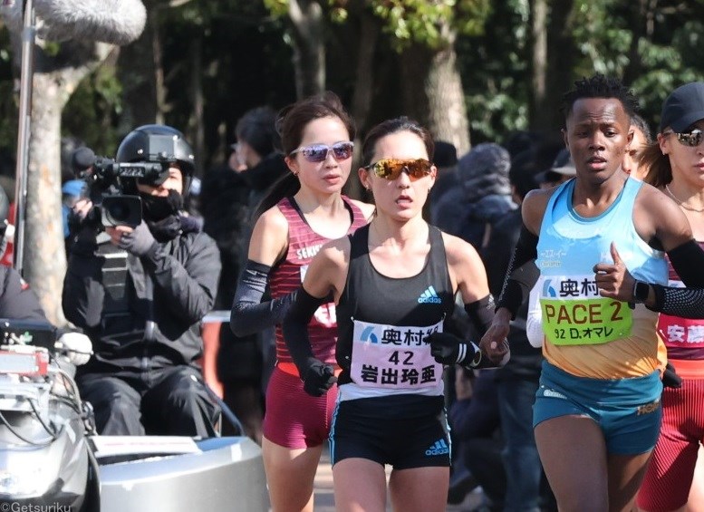 佐藤早也伽が19km手前で涙の途中棄権 7km地点で転倒で両膝から出血／大阪国際女子マラソン