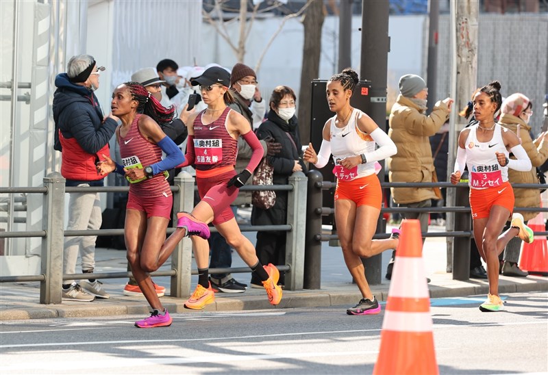 安藤友香が日本人トップの3位！19km以降は海外勢に1人で挑む／大阪国際女子マラソン