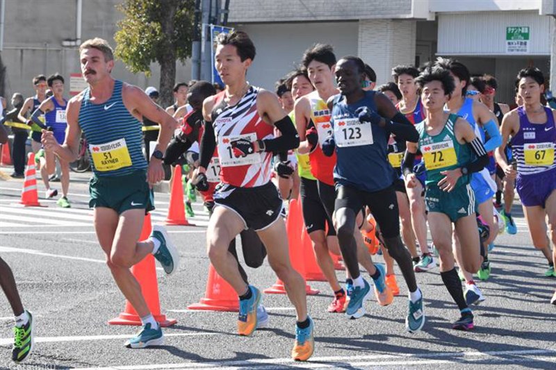 太田智樹が1時間0分08秒で日本人トップ！駒大・篠原倖太朗が日本人学生最高の1時間0分11秒／丸亀ハーフ