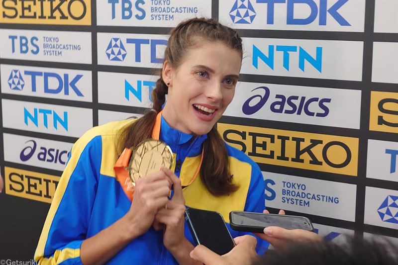 女子走高跳・マフチフがウクライナに捧ぐ金メダル「母国で大会が開催される日が来ることを祈っている」／世界陸上