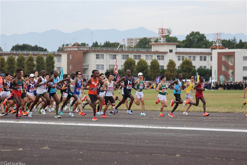 立川駐屯地をスタートする選手たち