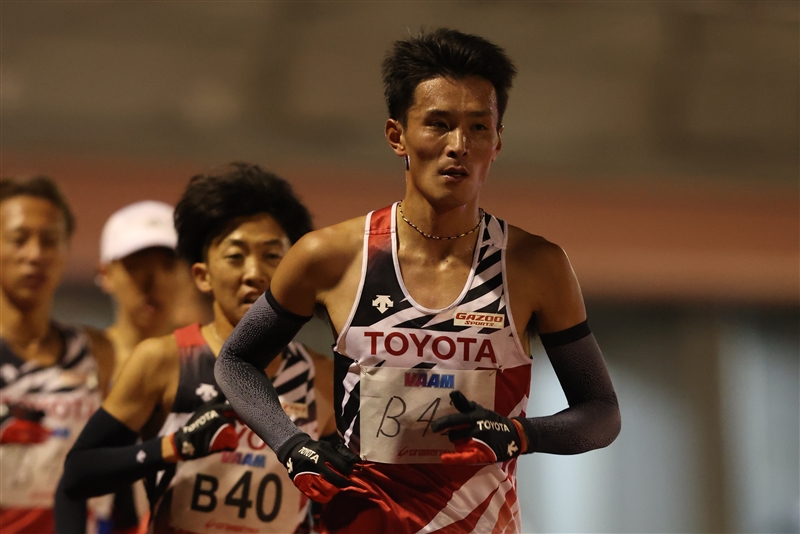 東京五輪代表・服部勇馬に第一子誕生！愛娘抱き「父として我が子のためにも頑張ります」