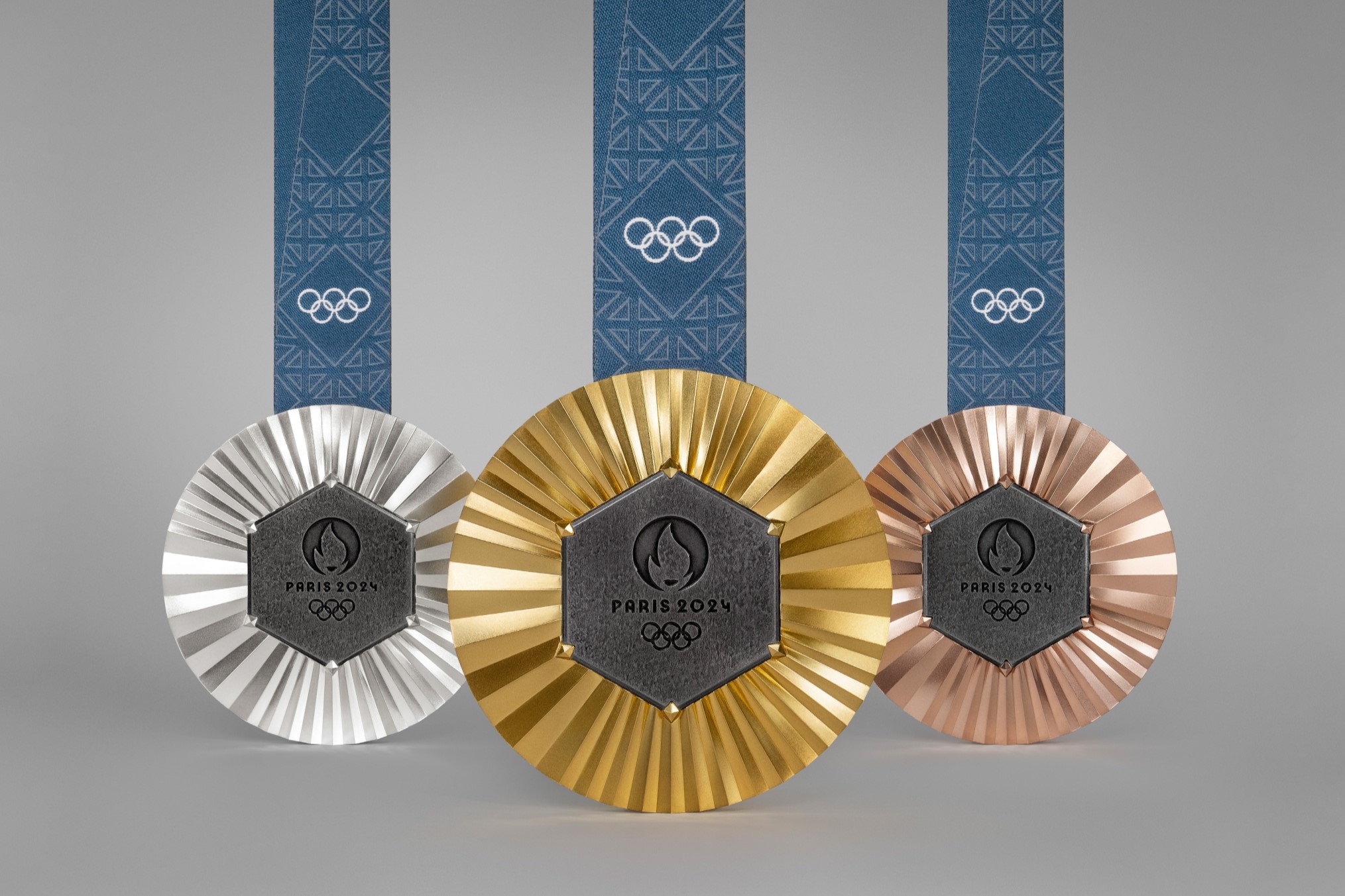 パリ五輪・パラリンピックのメダル発表 エッフェル塔の鉄片使用 高級ブランド「ショーメ」がデザイン