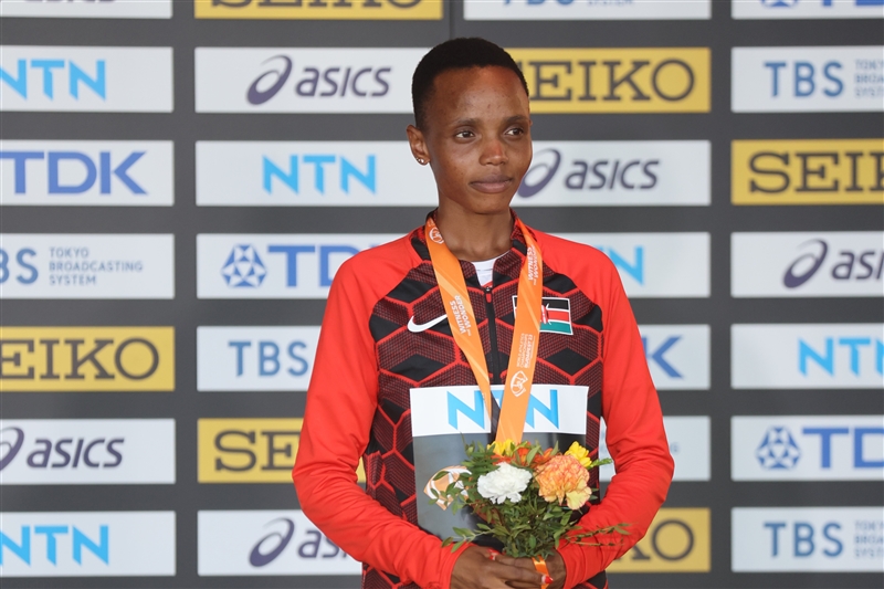 チェベトが28分54秒14!!1万m女子初の28分台の新時代突入「国外初レースで世界新うれしい」／DLユージン