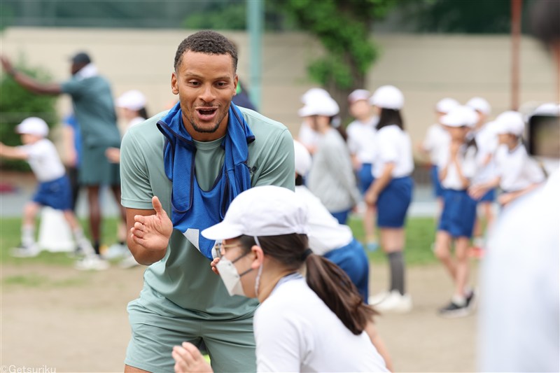 アンドレ・ドグラスが小学生と交流「子どもたちは未来」「インスピレーション感じてほしい」金獲得の五輪以来の来日