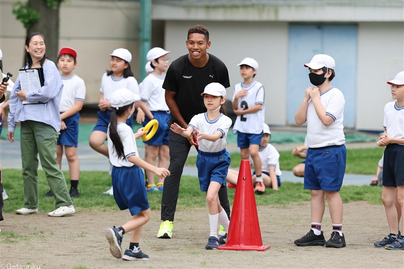 サニブラウンが小学校訪問「満員の国立競技場で走るのが夢」トップ選手と交流「一生の思い出に」