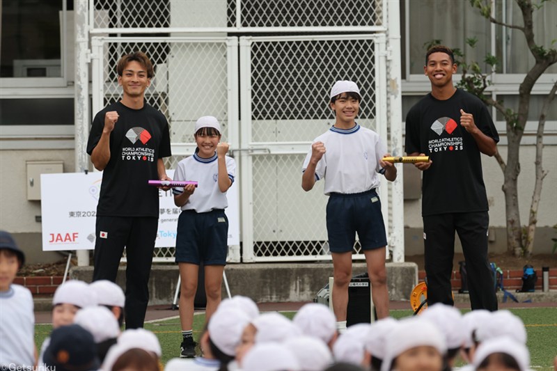サニブラウンと橋岡優輝が小学校訪問しバトン寄贈 一緒に汗も流「人と人をつなぐもの」