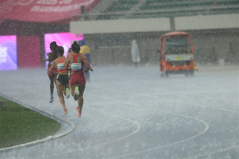 女子10000mがレース途中で異例の中断!! 大雨と雷の影響も選手困惑／アジア選手権