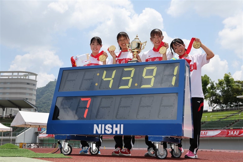 女子4×100mR福岡大が43秒91!!!単独チーム日本最高で6年ぶりV インカレ後に本音ぶつけ「チーム一丸」／日本選手権リレー
