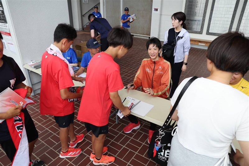 走高跳・赤松諒一が地元で人生初サイン会 エール受け「東京世界陸上も頑張りたい」