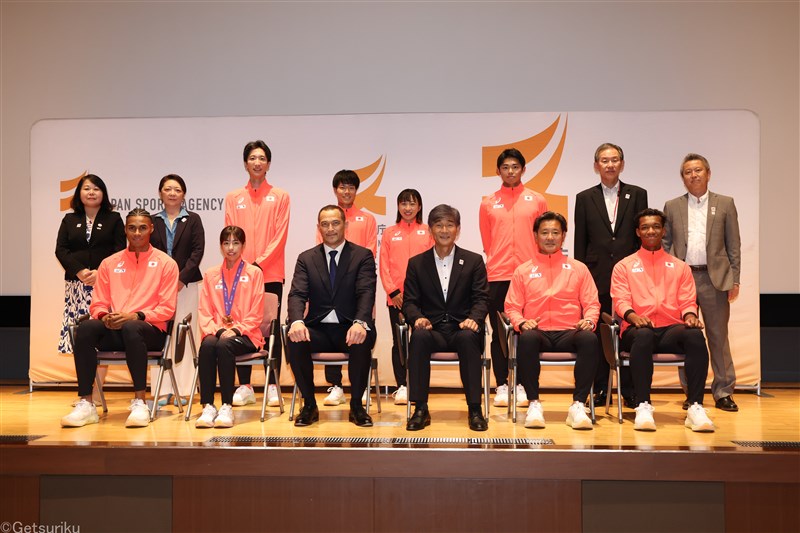 日本代表が室伏広治長官を表敬訪問「日本陸上界に新たな歴史が刻まれた」選手一人ひとりと対話／東京世界陸上