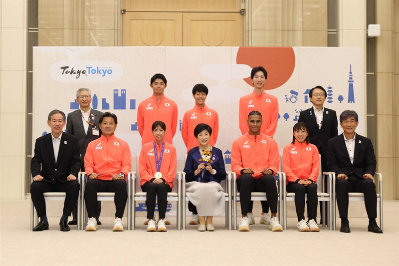 日本代表が小池百合子都知事を表敬訪問 中島佑気ジョセフ「たくさんの歓声に包まれて幸せ」／東京世界陸上