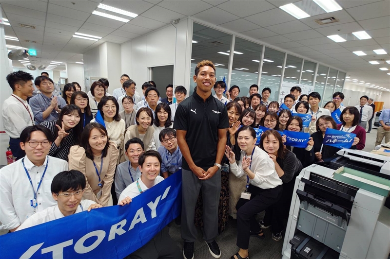 サニブラウンが東レを訪問「走り抜くことができたのはみなさんのお陰」
