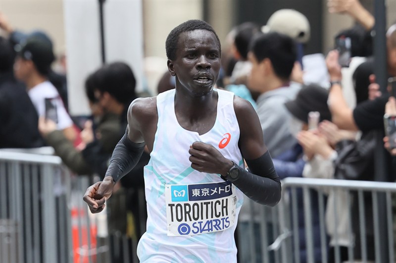 トロイティチが2時間3分30秒の大会新V チェプテゲイが自己新 女子はデスタが2時間17分37秒／アムステルダムマラソン