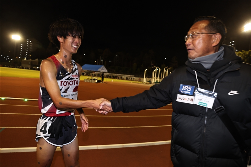 鈴木芽吹が10000m日本新！27分05秒92「トラックを極めていきたい」吉居大和、國學院大・野中も快走／八王子LD