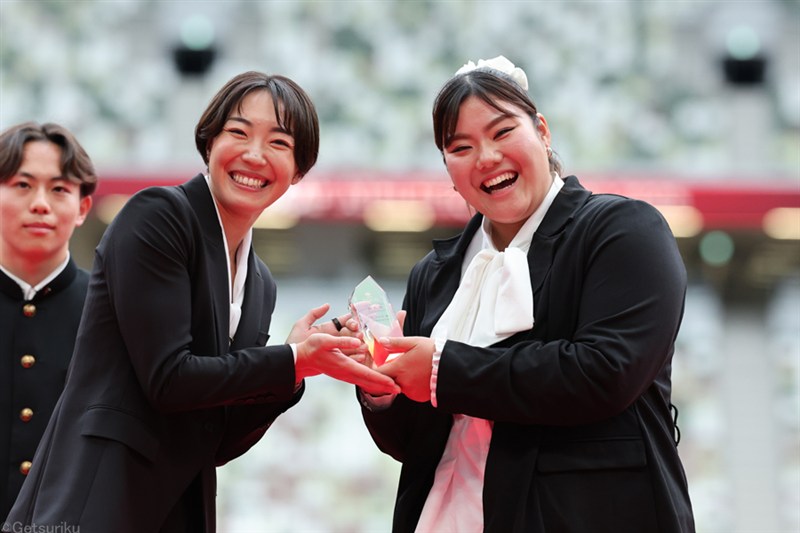 新人賞を受賞した坂ちはる（右）