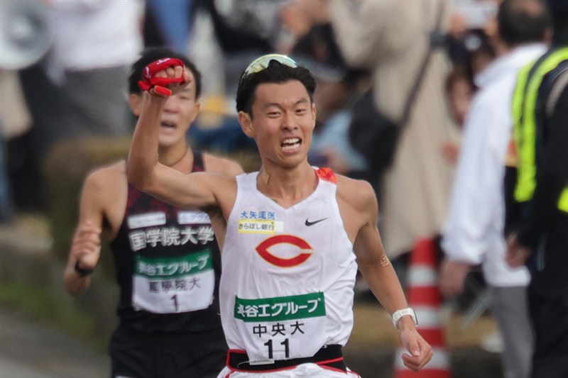 並走続いた4区は中大が國學院大に1秒先着！ 駒大は5位後退、青学大は1分56秒差／全日本大学駅伝