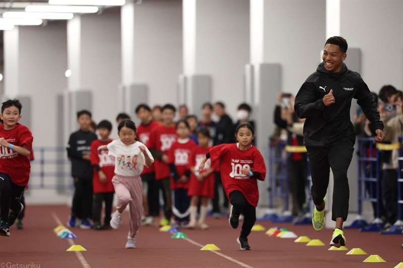 サニブラウンが飛行機トラブルも弾丸帰国で参加！「長い歴史を下の世代へ」リレーと陸上教室参加