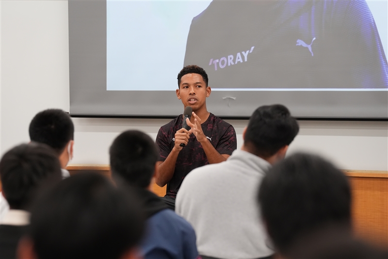 サニブラウンがU20合宿にサプライズ登場！「みなさんが日本陸上界の未来」期待のジュニア選手たちにエール