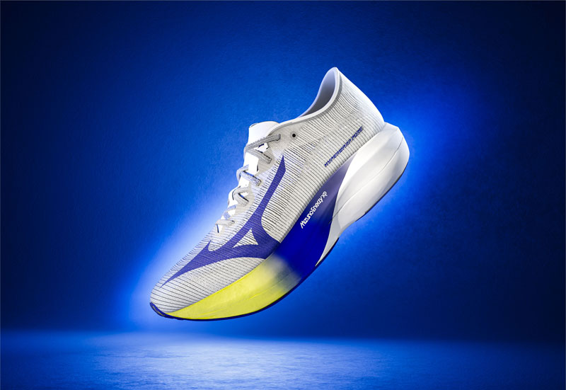 約137gの超軽量ながら3D形状のカーボンプレート搭載、ミズノのスピードレーシングシューズ「HYPERWARP」が発売！