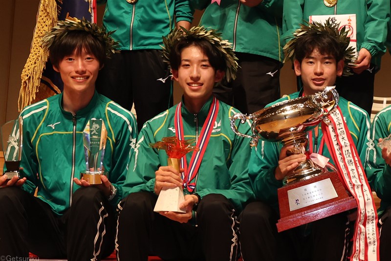 ダイソーが都道府県男子駅伝で8位までのトロフィーを授与「平和の花カンナ」モチーフ、平和記念公園の折り鶴を再活用