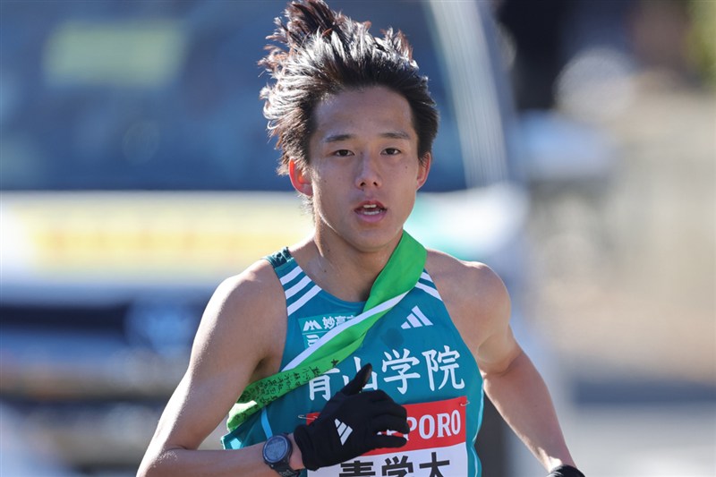 青学大が8区・塩出翔太が区間新でトップ維持！ 國學院大、中大が追う 中央学大、日大らシード争いも熾烈／箱根駅伝