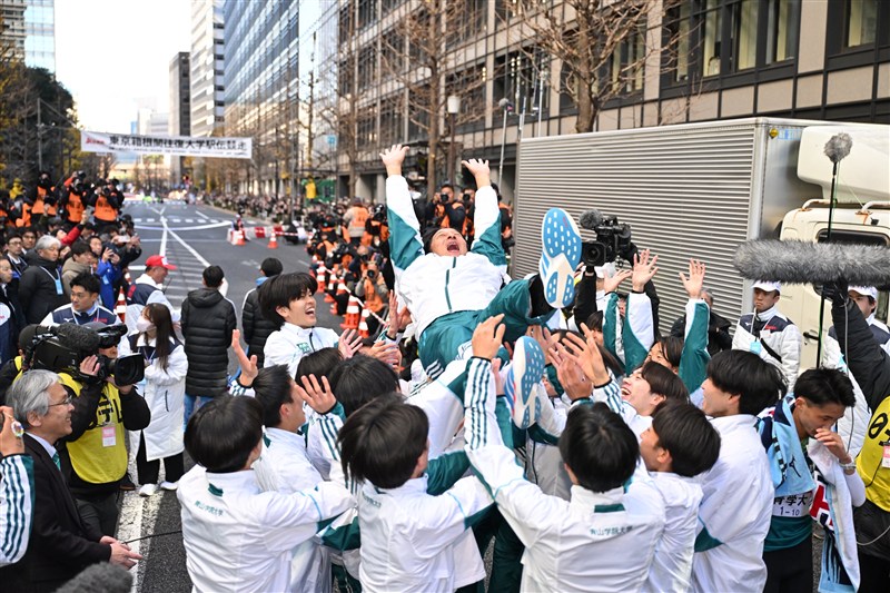 青学大 歴史に名を刻む2度目の3連覇！ 往路、復路、総合いずれも大会新の完全制覇／箱根駅伝