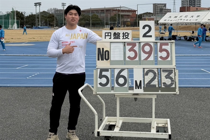 【男子円盤投】東琉空（稲生高3）56m23＝高校歴代4位＆U20歴代5位、51m15＝一般規格高校歴代2位、U20歴代6位