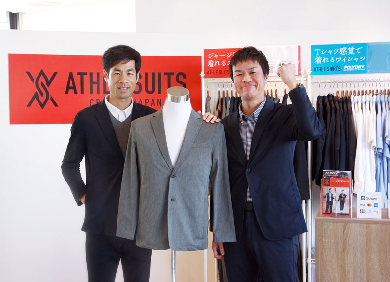 スポーツメーカーが教員のために開発！『ジャージ感覚スーツ』　クレーマージャパンの人気商品！見た目はスーツ、着心地は快適な「ジャージ生地」