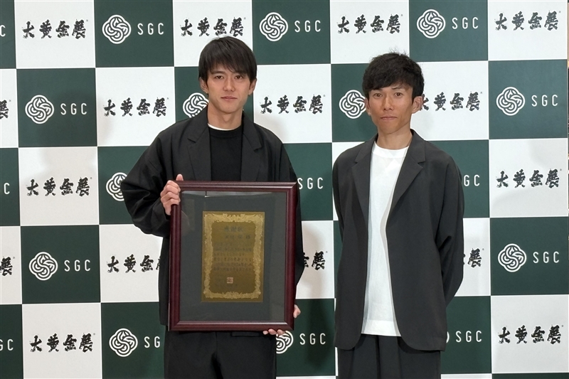 マラソン日本記録保持者・大迫傑に純金表彰状！ 鈴木健吾と対談「最後まで競り合えた」 大谷翔平の黄金像も登場