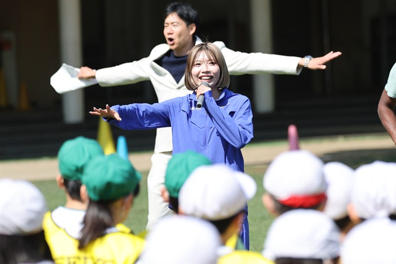 100mH中島ひとみが小学生とヨーイドン「すごくパワーをいただいた」“DBオタク同士”ライルズと交流も