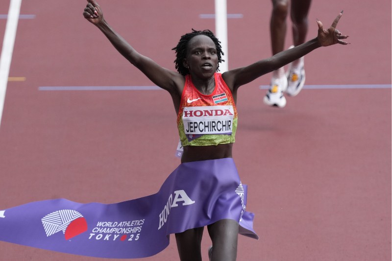 女子・ジェプチルチルが貫禄勝ち 男子は元やり投選手のゴベナが2時間4分42秒／シドニーマラソン