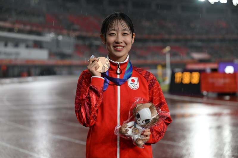 マラソン競歩・梅野倖子に銅メダル授与！上位失格受けて表彰台「すごい歓声で良かった」悔しさ胸に次へ一歩／名古屋アジア大会